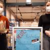 Schülerinnen der Wilhelm-Sattler-Realschule warben mit einer Schokoladenverkostung für die "Gute Schokolade", deren Cover sie gestaltet haben.