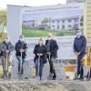 Symbolischer Spatenstich für Mehrfamilienhaus des Bauvereins Schweinfurt im Gebiet Eselshöhe West II (von links): Janik und Mario Geßner, Rald Tytl (alle Geßner Wohnungsbau GmbH), Michael Barthelme (Müller Hoch- und Tiefbau Gerolzhofen) sowie Birgit Umhöfer, Günter Schmidt, Ralf Hofmann und Klaus Krug (alle Bauverein).