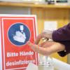 Die Menschen im Landkreis Haßberge haben alle Grund zur Vorsicht, was die Corona-Pandemie anbelangt: Die 7-Tage-Inzidenz ist jetzt am Samstag auf über 80 gestiegen. Das heißt, wie hier auf dem Symbolbild, vor allem: Sämtlichen Hygienemaßnahmen einhalten!