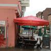Das "Karschter Eck" in Karlstadt. Hier hat die Polizei wegen zu geringer Abstände unter den Gästen eingegriffen.