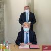 Mit ihren Unterschriften besiegelten Prof. Dr. Georg Ertl  (von links), der Ärztliche Direktor des Uniklinikums Würzburg (vorne), Prof. Dr. Oliver Kurzai vom Institut für Hygiene und Mikrobiologie der Uni Würzburg, Landrat Thomas Eberth und Oberbürgermeister Christian Schuchardt die Einrichtung eines Bayerischen Testzentrums „Universitätsklinik“.