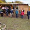 Aus drei zusammengesetzten Containern entstand die Schutzhütte des Waldkindergartens Karlburg. Zur offiziellen Eröffnung waren Helfer und Sponsoren eingeladen. Im Bild links Trägervereinsvorsitzender Jürgen Kohlmann mit Familie, rechts Bürgermeister Michael Hombach und die Leiterin des Kindergartens Karlburg Karina Zethner mit der Sponsorentafel.