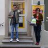 Bürgermeister Wolfgang Borst, Allianzmanager Philipp Lurz sowie Susanne Volkheimer und Theresa Ott vom Haßberge Tourismus (von links) machen vor, was die Bürger nachmachen sollen: Taschen und Bierdeckel der Aktion "Ich lass' die Kohle im Dorf" in die Kamera halten und "Gesicht zeigen für regionalen Konsum".