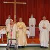 Den Dank- und Festgottesdienst in der Esselbacher Spessarthalle zelebrierten (von links) Diakon Tobias Eckert, Ruhestandspfarrer Josef Rudolph, Pfarrer Alexander Eckert und Diakon Hans-Joachim Rau. Hinten die Ministranten Volker Väth, Tim Weidner, Michael Wiesmann und Andreas Schwab