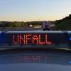 Gleich am ersten Tag, an dem eine 17-Jährige in Begleitung Auto fahren durfte, wurde ihr die Vorfahr genommen - es kam zum Unfall (Symbolbild).