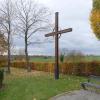 Naturnahe Bestattungsform: Links vom Friedhofskreuz soll es weitere Urnengräber an Bäumen geben.