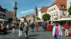 Ein Bild aus besseren Zeiten auf dem Marktplatz Bad Neustadt. Mit den Attributen einer schönen Altstadt sowie viel Beratung und Sicherheit für die Kundschaft will der Einzelhandel über die momentan schwierige Zeit kommen.