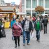 Große Abstände müssen die Verkaufsstände der Würzburger Allerheiligenmesse wegen Corona wie hier auf dem oberen Marktplatz einhalten.