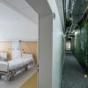 Links ist die Tür zum fertigen Patientenzimmer geöffnet, im Flur rechts ist ein Teil des Altbaues eingehaust für weitere Bauarbeiten. Links ist die Tür zum fertigen Patientenzimmer geöffnet, im Flur rechts ist ein Teil des Altbaues eingehaust für weitere Bauarbeiten.