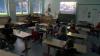 Die Klasse 2b verfolgt gespannt die erste digitale Monatsfeier in ihrem Klassenzimmer.