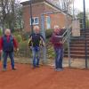Bauarbeiten im Tennisclub Gaukönigshofen stehen bevor. Mit dem Vorsitzenden Ralph Zehnter (rechts) freuen sich die Mitglieder des Bauausschusses (von links) Alfons Lutz, Erwin Hofmann, Stefan Breunig und Markus Haaf darauf, dass die Lücke auf dem Gelände demnächst mit dem neuen Vereinsheim geschlossen wird.