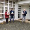 Ortsvorsteher Ulrich Dluzak (links) und seine Stellvertreterin Petra Hiller (rechts) überreichten im Rahmen eines Ortsrundganges allen älteren Mitbürgerinnen und Mitbürgern ein kleines Präsent und zeigten somit ihre Verbundenheit zu der älteren Generation.