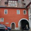 Ein stählerner Laubengang über der Tordurchfahrt soll den Haupteingang links im Gebäude mit der neuen Krippengruppe im Haus Mönchshof 2 (rechts) verbinden.