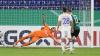Das hätte das 2:2 für den FC 05 sein können: Doch der Schweinfurter Amar Suljic (rechts) scheitert mit seinem Foulelfmeter an Schalkes Schlussmann Ralf Fährmann.