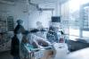 Symbolbild: Mitarbeiterinnen der Pflege in Schutzausrüstung betreut einen Corona-Patienten. Symbolbild: Mitarbeiterinnen der Pflege in Schutzausrüstung betreut einen Corona-Patienten.