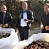 Landrat Thomas Eberth (links) besuchte zusammen mit dem Bürgermeister von Margetshöchheim Waldemar Brohm (Mitte) die Main-Streuobst-Bienen eG und ihren Geschäftsführer Krischan Cords (rechts).