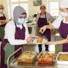 Nach dem Kochen wird verkostet: Olga Ruppel (rechts) reicht Cemile Özogul Cannelloni. Die sind nicht mit Fleisch, sondern mit Linsentatar gefüllt und kommen bei den Teilnehmerinnen bestens an.