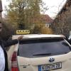 Der Geschäftsführer von Taxi Grabfeld, Salman Ahmed (links) glaubt an gute Geschäfte im Grabfeld. Neffe Salman Usman (rechts) darf noch kein Auto fahren, weil er mit seinen 17 Jahren noch keinen Führerschein besitzt.    