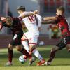 Leichte Verwirrung beim 1. FC Nürnberg: Düsseldorfs Thomas Pledl (Mitte) , früher auch mal in Fürth, geht mit dem Ball zwischen Tim Handwerker (links) und Fabian Nürnberger hindurch.