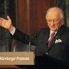 Die Archivaufnahme zeigt Benjamin Ferencz in Nürnberg  2010 bei der Eröffnung des Memoriums Nürnberger Prozesse. Er steht im berühmten Schwurgerichtssaal 600, wo er einer der Chefankläger war. Am Montag, 9. November, erscheint die Biografie des 100-Jährigen.  