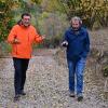 Lorenz Flad (rechts) verdeutlicht dem Landtagsabgeordneten Wolfgang Reinhart die Aufgabe einer Trockensteinmauer, die für die Hänge im Taubertal typisch ist.