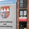 Die Corona-Pandemie macht dem Bezirk Unterfranken finanziell zu schaffen. Das Foto zeigt das Gebäude des Bezirks in der Silcherstraße in Würzburg.