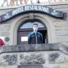 Sind auch in Lockdown-Zeiten zur Übernachtung im Hotel Schlundhaus bei Wirt Christian Fischer (links) immer willkommen: Die TSV-Tischtennis-Profis Bastian Steger und Kilian Ort (rechts).