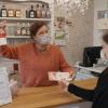 Zu einem Einkauf für mehr als 50 Euro bekommen Kunden der Butik Billa einen Gutschein von einem Partnerunternehmen. So will Berit Busch (links) mit ihrer Schneiderei Unternehmen unterstützen, die im November-Lockdown schließen mussten.