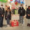 Im Bild zu sehen sind (von links) Denise Hofstötter (Stellvertretende Filialleiterin) vom DM-Markt Ochsenfurt, Sonja Fischer-Seitz (Realschuldirektorin), Sarah Dürr (Schülerin), Vincent Weber (Schüler), Pia Bundschuh (Vorsitzende Freundeskreis der Realschule Ochsenfurt), Annette Günther (Verbindungslehrkraft).