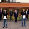 Die Geehrten, Jonas Heß aus Eußenhausen (3. von links) und Levin Vorndran aus Sondernau (3. von rechts) zusammen mit (von links) Martin Reußenzehn (Betriebsratsvorsitzender), Christoph Hergenhan (Ausbildungsleiter), Geschäftsführer Helmut Grosser, Peter Omert (Ausbildungsmeister), Prokurist Joachim Schärtl und Roland Göpfert (technischer Leiter).