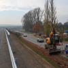 Nach zwei Jahre dauernder Generalsanierung fließt wieder der Verkehr über die Haßfurter Flutbrücke (links). Die für die Zeit der Bauarbeiten eingerichtete Behelfsumfahrung (rechts) soll bis zum alten FC-Platz als Zufahrt erhalten bleiben. Das Stück zwischen FC-Platz und der Straße nach Wonfurt wird wieder völlig zurückgebaut. Nach zwei Jahre dauernder Generalsanierung fließt wieder der Verkehr über die Haßfurter Flutbrücke (links). Die für die Zeit der Bauarbeiten eingerichtete Behelfsumfahrung (rechts) soll bis zum alten FC-Platz als Zufahrt erhalten bleiben. Das Stück zwischen FC-Platz und der Straße nach Wonfurt wird wieder völlig zurückgebaut.