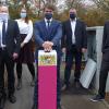 Die Ausbaumaßnahme Mellrichstadt III mit Glasfaser wurde am vergangenen Mittwoch in Betrieb genommen. Im Bild vor dem DSL-Zugangsmultiplexer von links: Frank Reichert und Lena Cabut von der Stabsstelle Kreisentwicklung des Landratsamtes Rhön-Grabfeld, Bürgermeister Michael Kraus, ehemaliger 2. Bürgermeister Thomas Dietz und Christian Kolodziej von der Deutschen Telekom Technik GmbH.