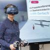 Digitalministerin Judith Gerlach mit VR-Ausrüstung vor ihrem virtuellen Avatar.