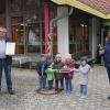 Glückwünsche zum 40. Dienstjubiläum als Kindergartenleiterin und Erzieherin im Kindergarten Hausen für Ilona Straub. Die Ehrenurkunde des Freistaats Bayern überreichte Bürgermeister Fridolin Link.