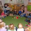 Mit Holzfiguren spielten die Kinder die St.-Martins-Legende nach.