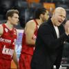 Stehen in Vechta vor einer Herausforderung: die Würzburger Florian Koch, Zach Smith (verdeckt) und Trainer Denis Wucherer.