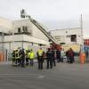 Mit der Drehleiter wurden Einsatzkräfte und technisches Material in das Obergeschoss des Anlagengebäudes gebracht, wo Kühlmittel ausgetreten war.