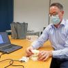 Prof.  Alexander Hofmann zeigt den Versuchsablauf auf, den die

Studierenden zuhause experimentell durchführen.