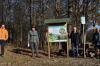 Förster Wolfgang Meiners (Zweiter von links) und Bürgermeister Günter Pfeiffer (Dritter von links) übergeben am Samstag die erste Infotafel zum Ermershäuser Wald ihrer Bestimmung. Gemeindearbeiter Peter Fischer (links) und sein Vater Horst als Vertreter des örtlichen Haßbergvereins haben das Holzgestell für die Tafel und die Sitzgruppe daneben errichtet.