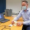 Prof. Dr. Alexander Hofmann zeigt den Versuchsablauf, den die Studierenden zuhause durchführen können.