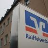 Die Raiffeisenbank stellt sich im Immobilienbereich neu auf. Mit einer eigens gegründeten Tochterfirma will sie unter anderem wieder als Makler agieren. Das Bild zeigt den Hauptsitz der Bank an der Rechtenbacher Straße in Lohr.