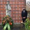 Am Volktrauertag legten die beiden Vorstände der Siedlervereinigung Kitzingen, Andrea Schmidt und Ralf Machwart gemeinsam mit Pfarrer Michael Bausewein zur Erinnerung an die Kriegstoten und Opfer von Gewaltherrschaft in aller Welt eine Kranz am Kriegerdenkmal in der Kitzinger Siedlung nieder.