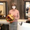 Mit Worten der Wertschätzung, mit Blumen einem Geschenk dankten Friseursaloninhaberin Lisa-Marie Manger mit Töchterchen Emma auf dem Arm (rechts) und Seniorchefin Gerti Manger (links) der langjährigen Mitarbeiterin Petra Joa zum 40. Betriebsjubiläum.