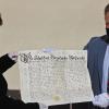Voller Begeisterung nahm Bürgermeisterin Karin Kuhn ein außergewöhnliche Stück Ortsgeschichte mit dem Original einer Geburtsbriefes eines Greußenheimer Bürgers aus dem Jahr 1749 vom ihrem Vorgänger und Mitglied im örtlichen Arbeitskreis Heimat und Geschichtspflege  entgegen.