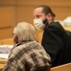 Der Angeklagte (l) sitzt neben seinem Anwalt Norman Jacob. Wegen der Tötung seiner demenzkranken Ehefrau wurde er in Würzburg zu einer Bewährungsstrafe verurteilt.