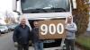 Das 900er-Schild präsentieren neben Elmar Karl (Mitte) die beiden Fahrer von Caritas Satu Mare, Csaba Mozer (links) und Robert Magosi.