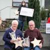 Das Rentnerehepaar Maria und Adolf Weissenseel aus Stammheim (vorne sitzend) hat in den vergangenen zehn Tagen über 500 Holzsterne für die gute Sache verkauft. Über die Schecks von jeweils 5750 Euro freuten sich (hinten von links) Karl-Heinz Elflein (Elterninitiative leukämie- und tumorkranker Kinder in Würzburg). Franziska Görtler (Lebenshilfe Schweinfurt) und Günter Müller (Mainfränkische Werkstätten).