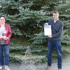 AM-Geschäftsführerin Brigitte Proß und Bürgermeister Michael Kraus stellten in einem Pressegespräch die geplanten Aktionen in der kommenden Weihnachtszeit vor. Die Wichtelchen in der Hand von Brigitte Proß und der beleuchte Stern spielen dabei auch eine Rolle.