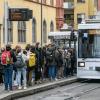 Nicht nur die Busse sondern auch die Straßenbahnen sind zu den Stoßzeiten stark ausgelastet. Nicht nur die Busse sondern auch die Straßenbahnen sind zu den Stoßzeiten stark ausgelastet.