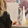 Hinter Plexiglasscheiben und mit Mundschutz arbeiten die Mitarbeiterinnen und Mitarbeiter bei den Blutspendeterminen. Hinter Plexiglasscheiben und mit Mundschutz arbeiten die Mitarbeiterinnen und Mitarbeiter bei den Blutspendeterminen.